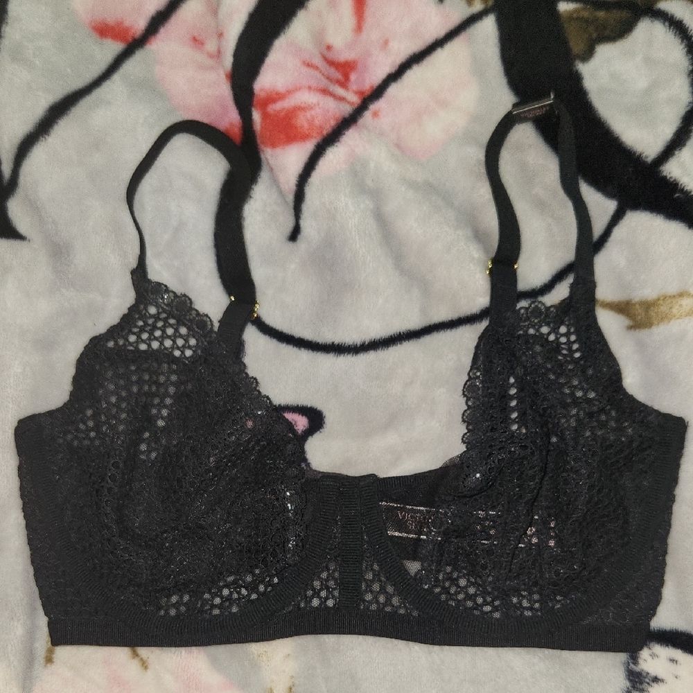 NWOT Victoria's Secret Black Lace Bra with Scalloped Edges